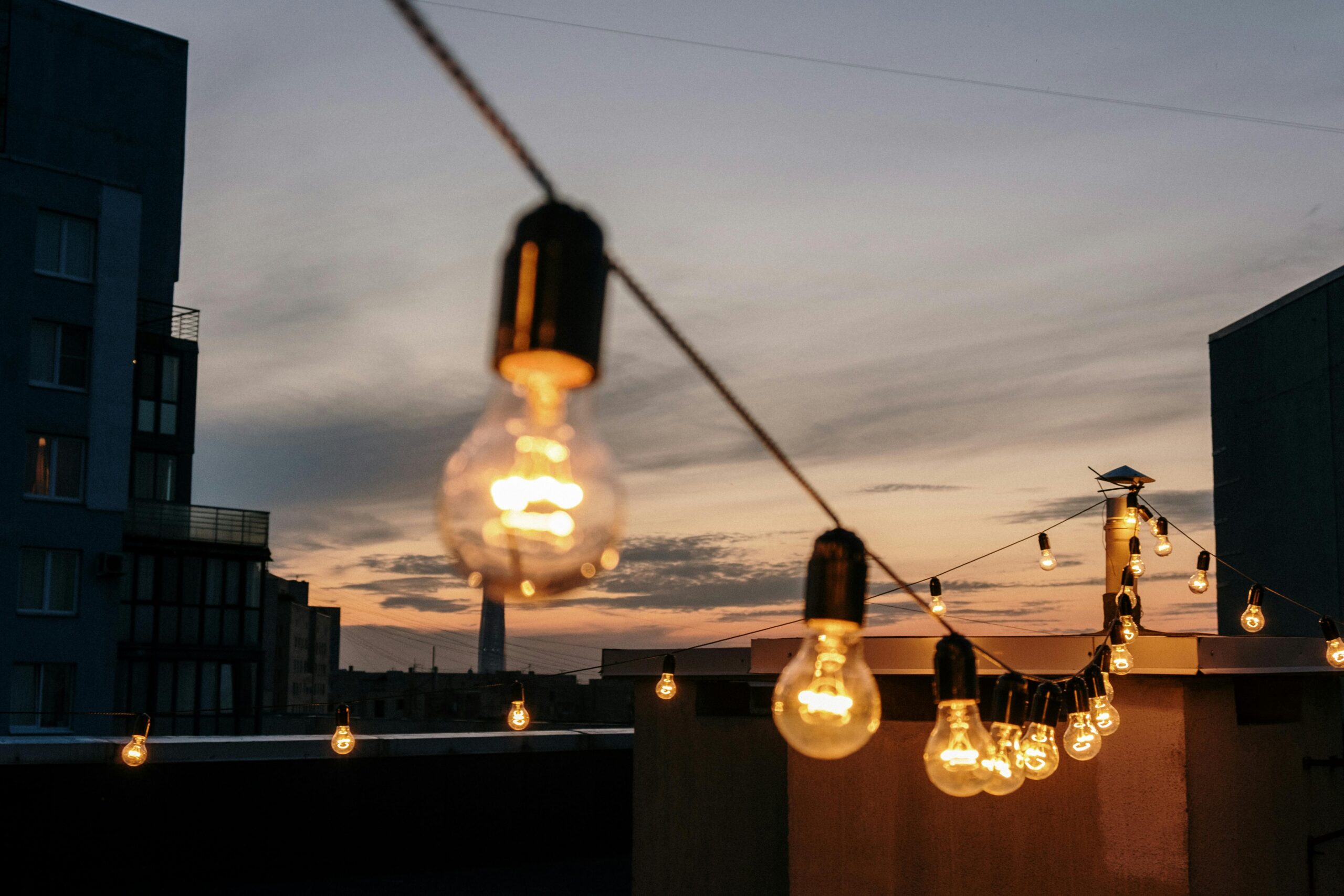 Tendances d’éclairage intérieur pour l’été : des solutions fraîches et modernes